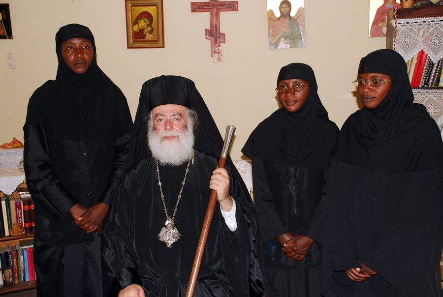 Ο Μακ. Πατριάρχης με τις μοναχές της Μονής Οσίας Μαρίας