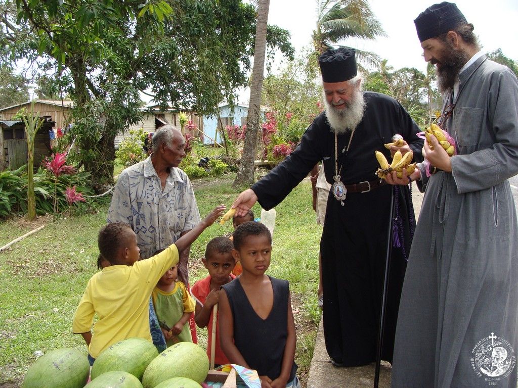 Ο Σεβ. κ. Αμφιλόχιος μοιράζει μπανάνες σε φτωχά παιδάκια