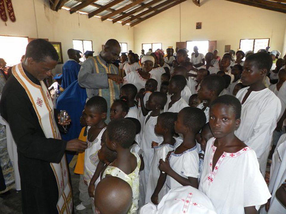 Ομαδικές βαπτίσεις στην Ακτή Ελεφαντοστού