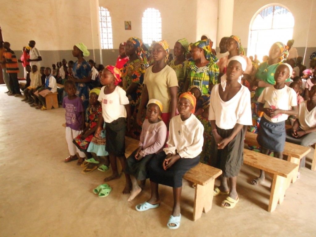 Παιδιά του Καμερούν κατηχούνται εντός του Ιερού Ναού