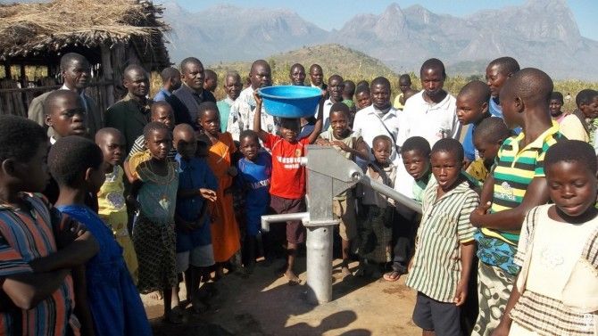 Ο πρώτος κουβάς με καθαρό νερό για τους κατοίκους του Likulezi, Malawi