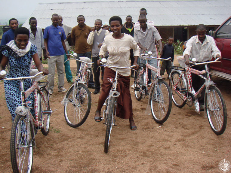 Νέα ποδήλατα για τους δασκάλους της Μπουραμάτα