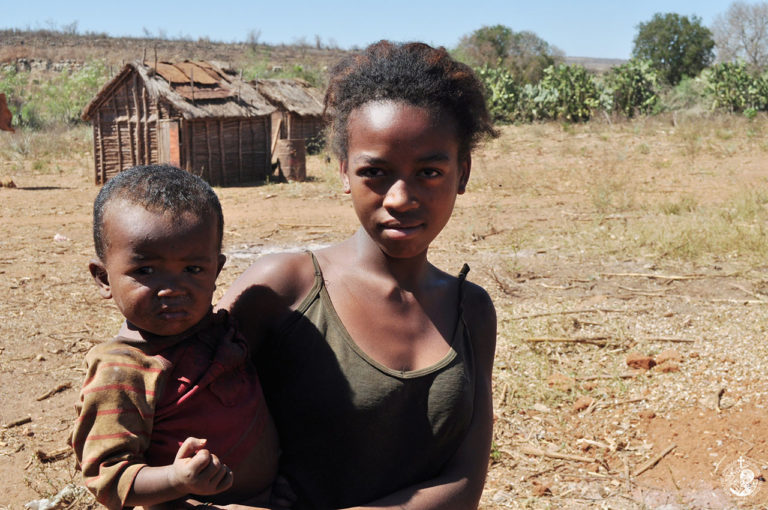 Νεαρή μητέρα και μωρό στη Μαδαγασκάρη