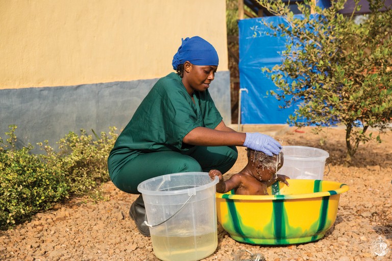 Απολύμανση βρέφους από την υπηρεσία πρόληψης κατά του Ebola (CC-BY United Nations Photo)