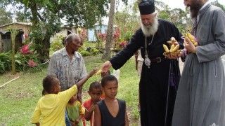 Ο Σεβ. κ. Αμφιλόχιος μοιράζει μπανάνες σε φτωχά παιδάκια