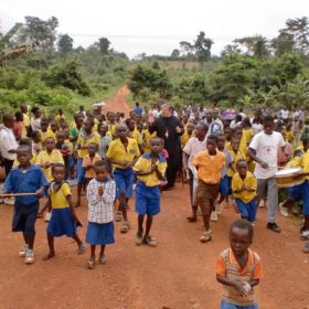 Υποδοχή του Σεβασμιωτάτου σε χωριό της Γκάνα