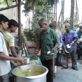 Συσσίτια για τους απόρους της Καλκούτας