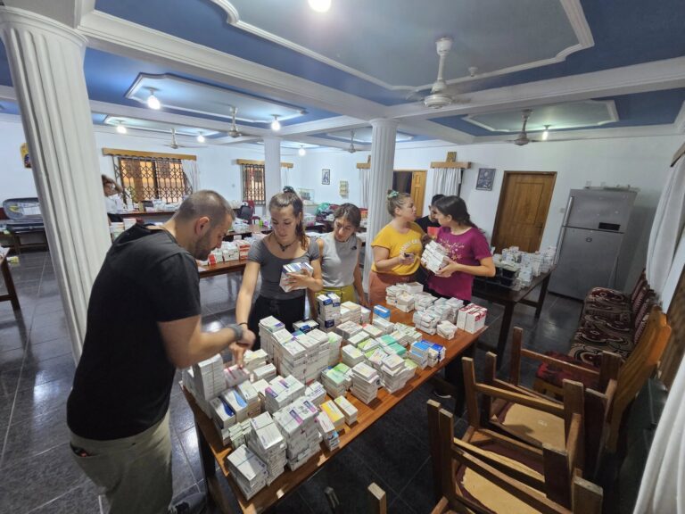 Μια πολυπληθής ιατρική αποστολή έφτασε στην Γκάνα